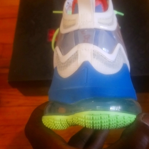 Lebron XIX - Picture 6 of 12